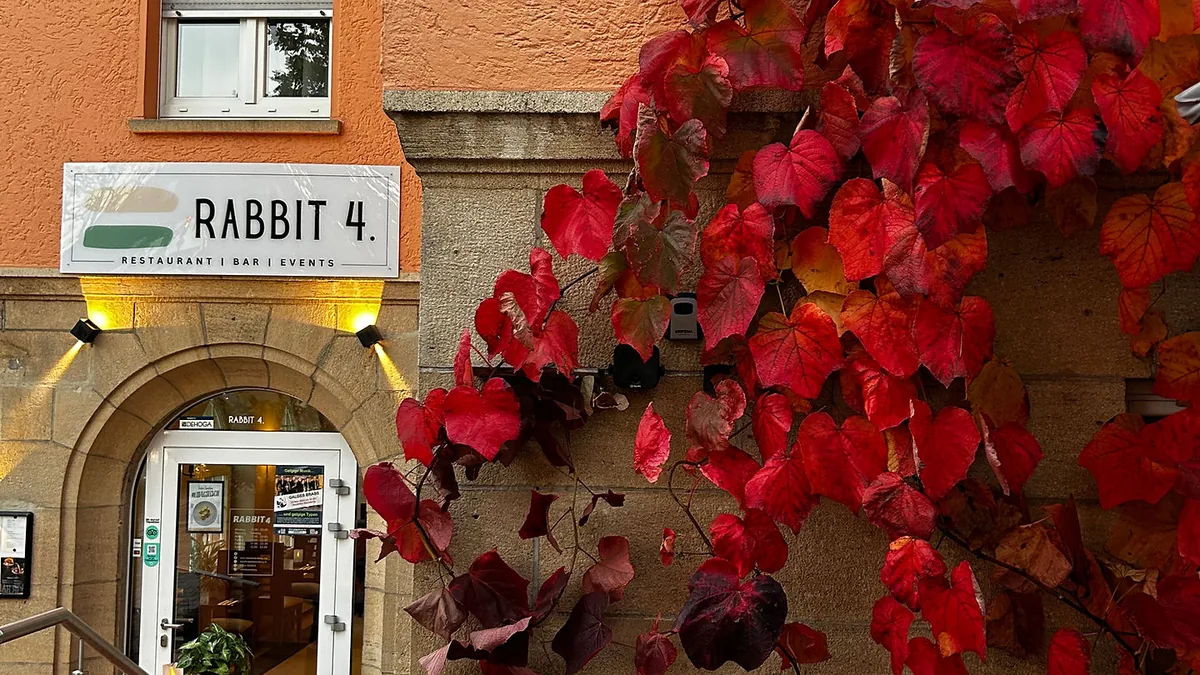 Eingang des Rabbit 4 in der Hauptstraße 25 in Weinsberg, im Herbst von rotem Wilden Wein umrankt