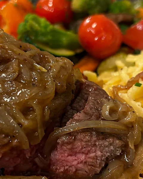 Schwäbischer Zwiebelrostbraten mit geschmelzten Zwiebeln, Spätzle und Grillgemüse